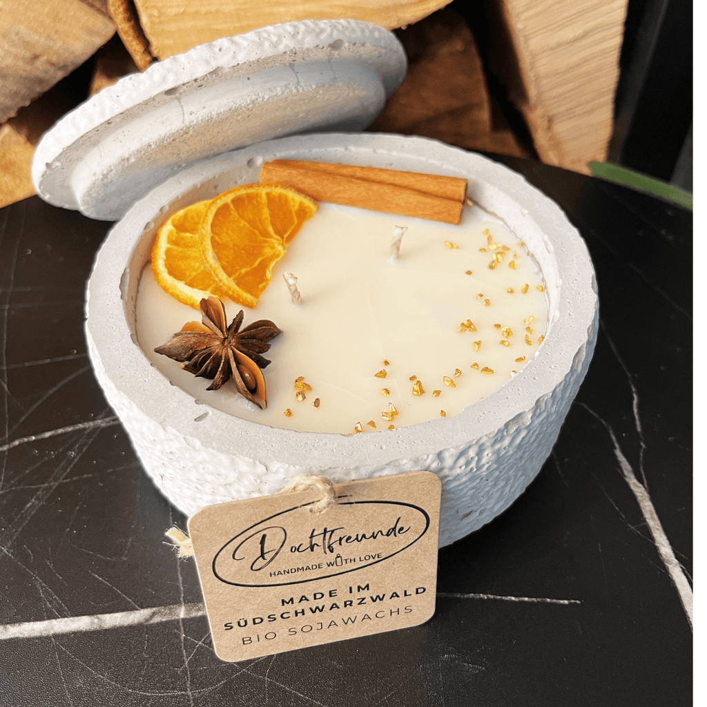 Betonkerzen - Set 4x Betongrau "Grey Cinnamon" - Aromaduftkerze - Stilvolle Sojawachskerze für Ihr Zuhause. Aromatherapie Kerze mit Blütenverzierung und HOCHWERTIGEM Baumwolldocht aus dem Südschwarzwald - Ignara Living