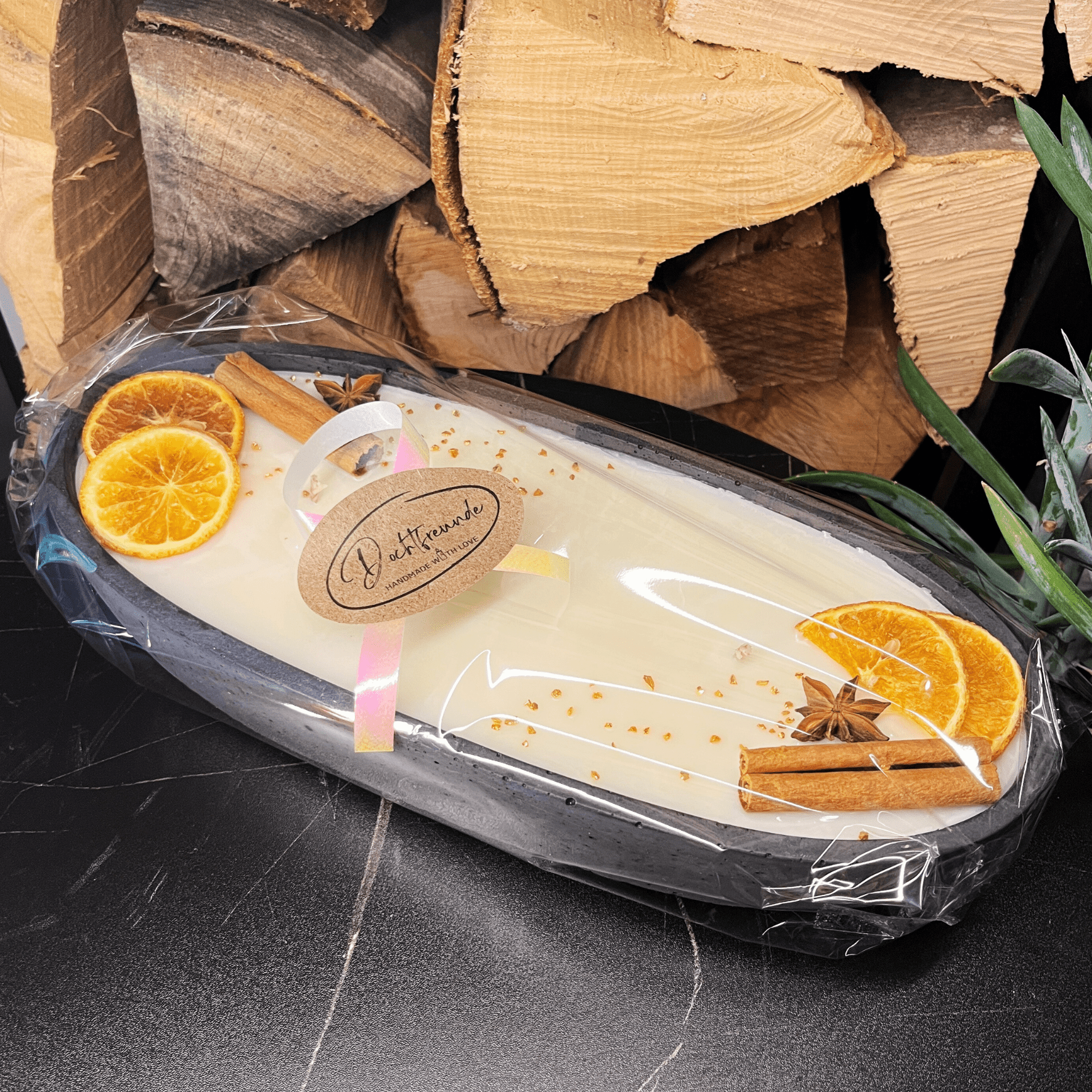 Black Edition - HANDGEMACHTE BETONKERZE "Black - Ship" - Stilvolle Sojawachskerze für Ihr Zuhause. Kerze mit Blütenverzierung und drei HOCHWERTIGEN Baumwolldochten - Ignara Living