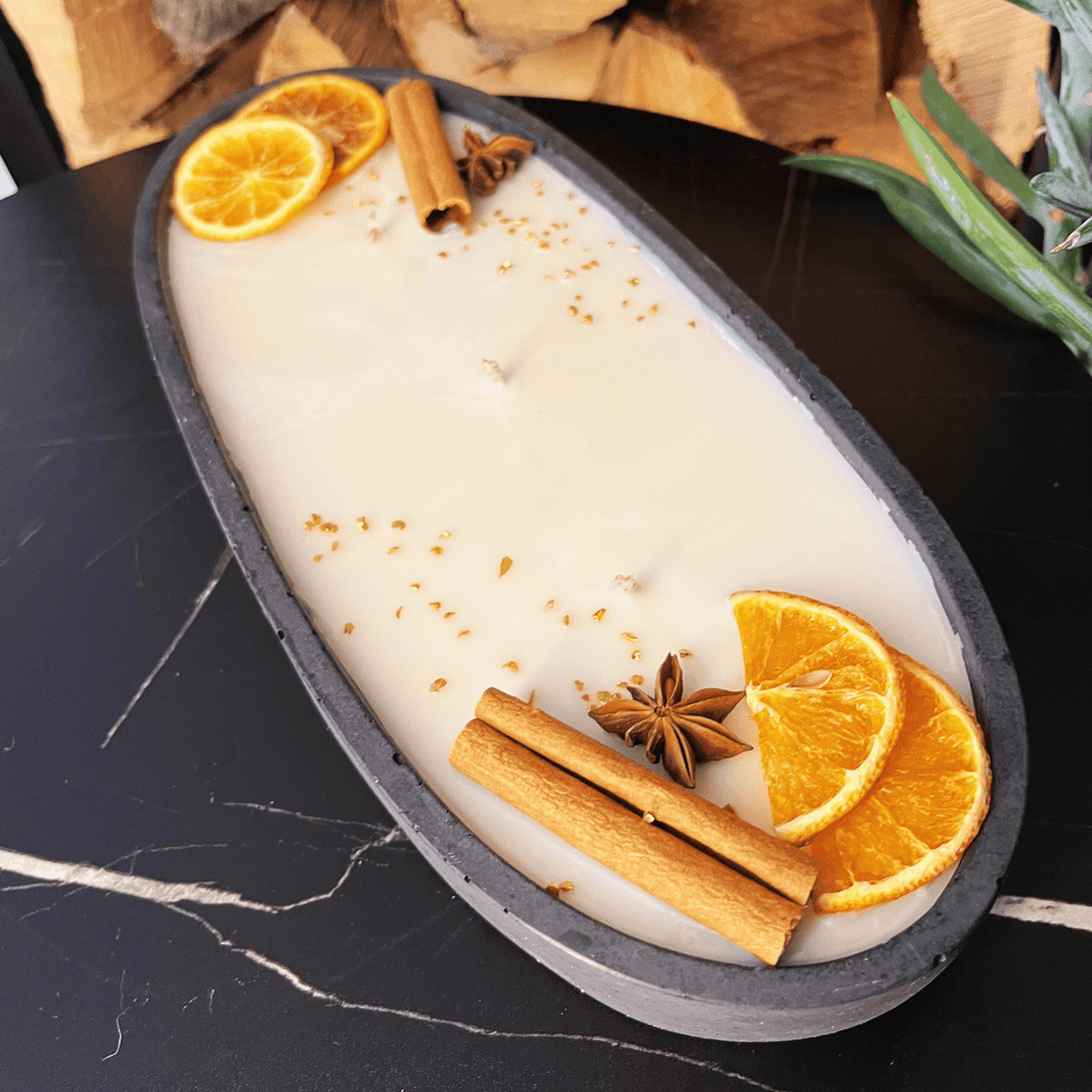 Black Edition - HANDGEMACHTE BETONKERZE "Black - Ship" - Stilvolle Sojawachskerze für Ihr Zuhause. Kerze mit Blütenverzierung und drei HOCHWERTIGEN Baumwolldochten - Ignara Living