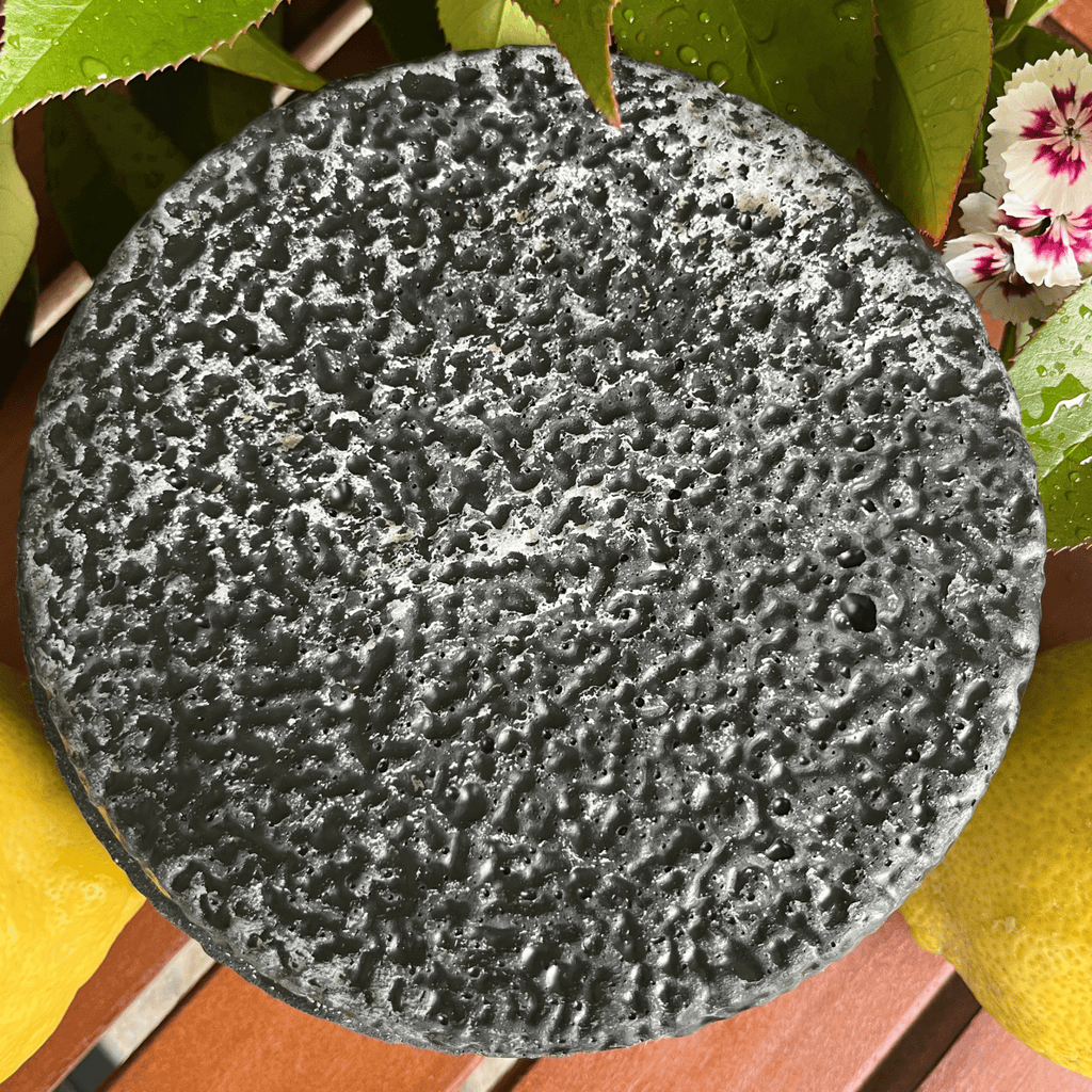 Black Edition HANDGEMACHTE Citronella BETONKERZE - Stilvolle Sojawachskerze für Ihr Zuhause. Outdoor Kerze mit Blütenverzierung und HOCHWERTIGEM Holzdocht aus dem Südschwarzwald - Ignara Living