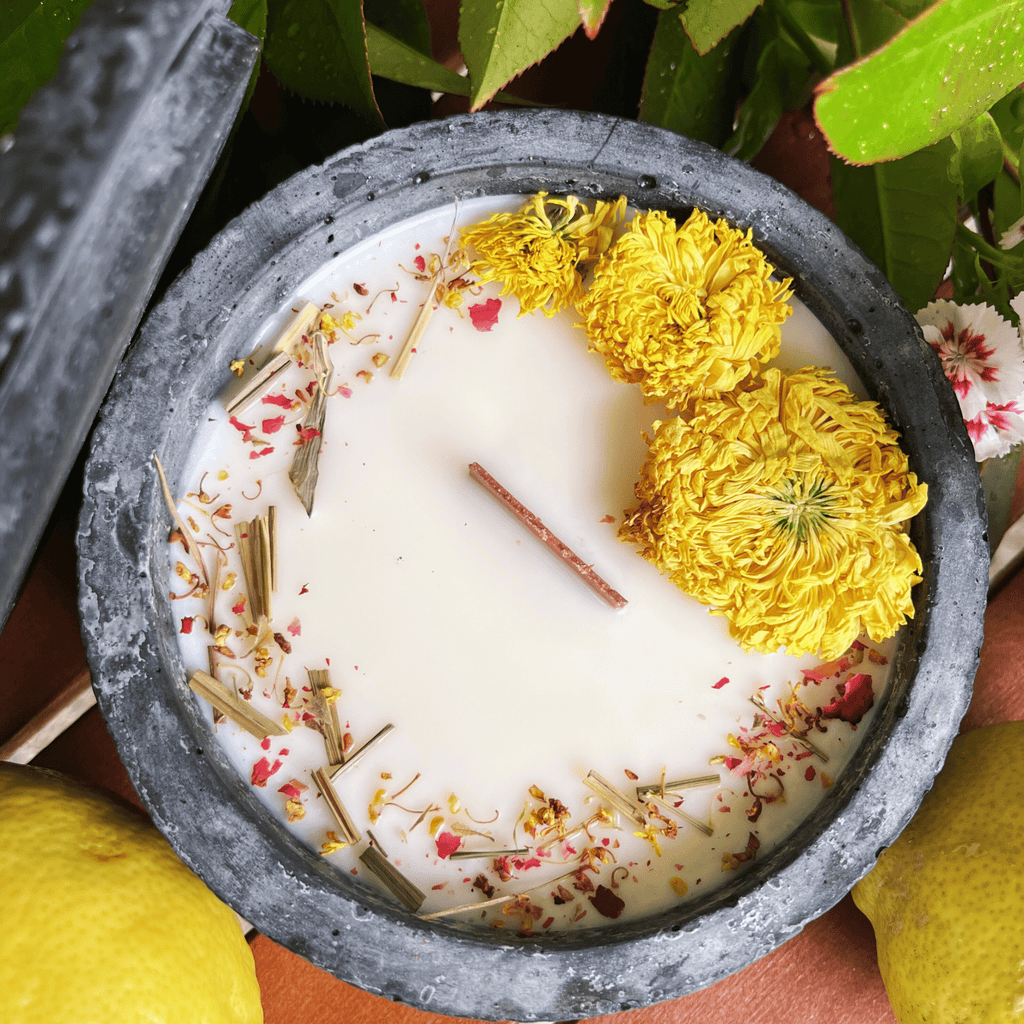 Black Edition HANDGEMACHTE Citronella BETONKERZE - Stilvolle Sojawachskerze für Ihr Zuhause. Outdoor Kerze mit Blütenverzierung und HOCHWERTIGEM Holzdocht aus dem Südschwarzwald - Ignara Living