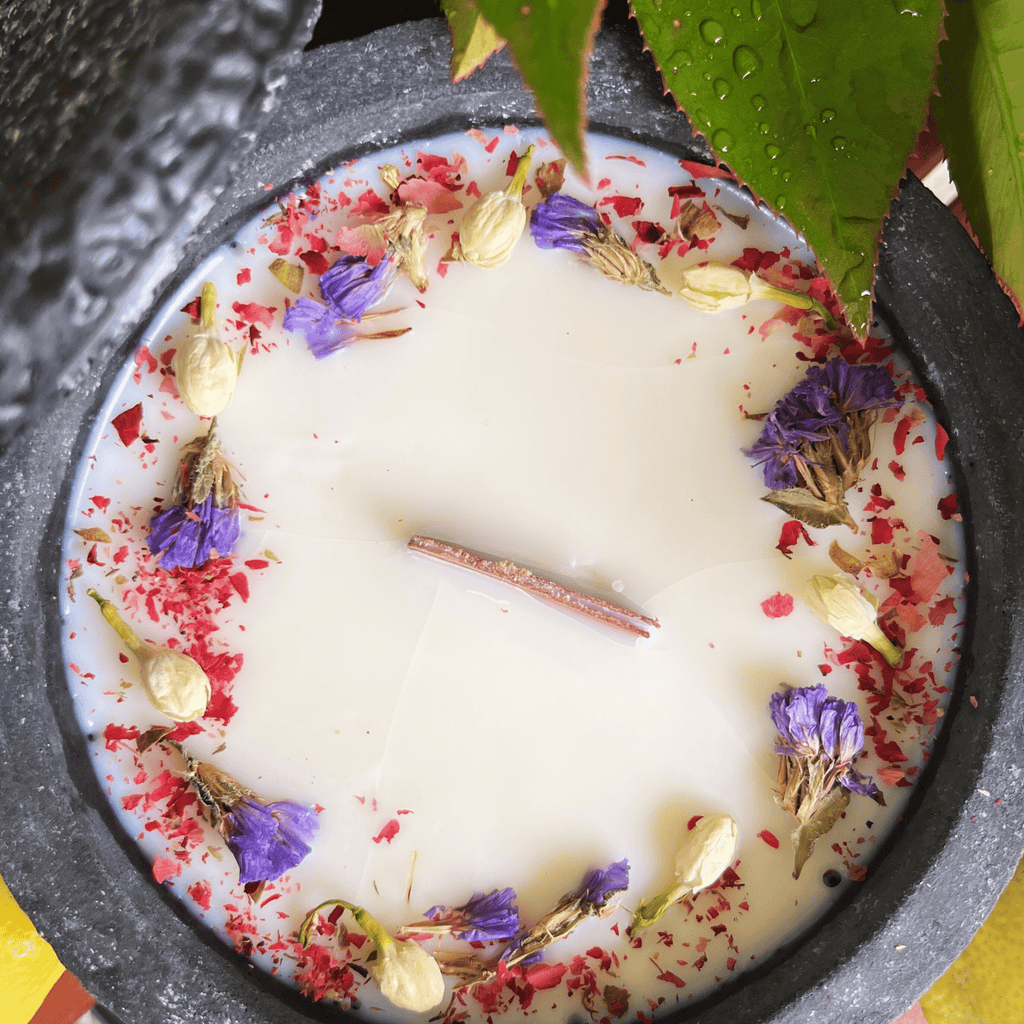 Citronella Sommerkerze im Betongefäß – Stilvolle Sojawachskerze Betonfeuer mit Blütenverzierung & hochwertigem Holzdocht handgemacht aus dem Südschwarzwald für Outdoor & Zuhause - Ignara Living