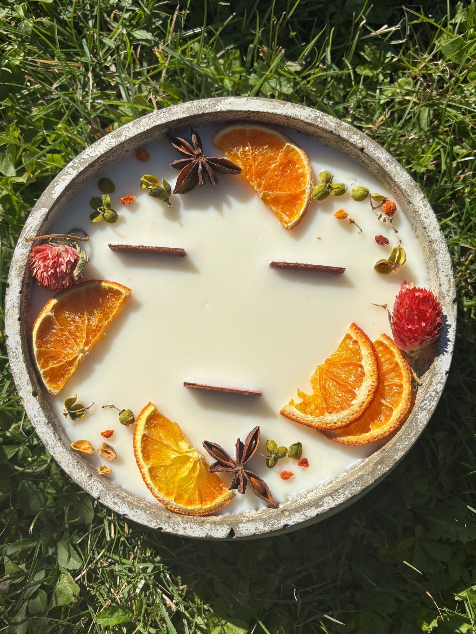 Große Outdoor Citronella - Betonkerze „Big Grey - Mugge Schreck“ – Mit drei Holdochten - Handgemachter Insektenschutz aus dem Südschwarzwald mit Blütenverzierung - Ignara Living