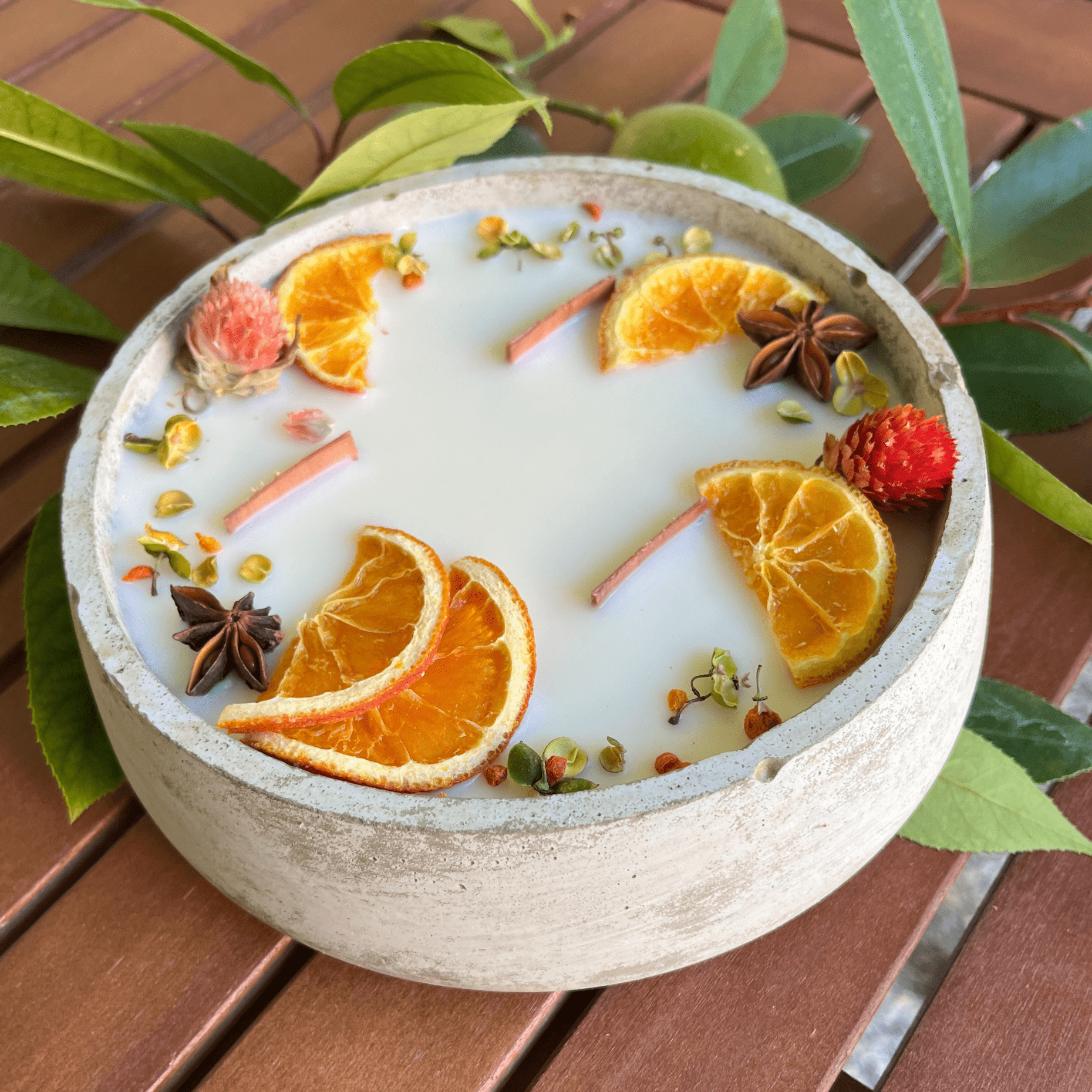 Große Outdoor Citronella - Betonkerze „Big Grey - Mugge Schreck“ – Mit drei Holdochten - Handgemachter Insektenschutz aus dem Südschwarzwald mit Blütenverzierung - Ignara Living