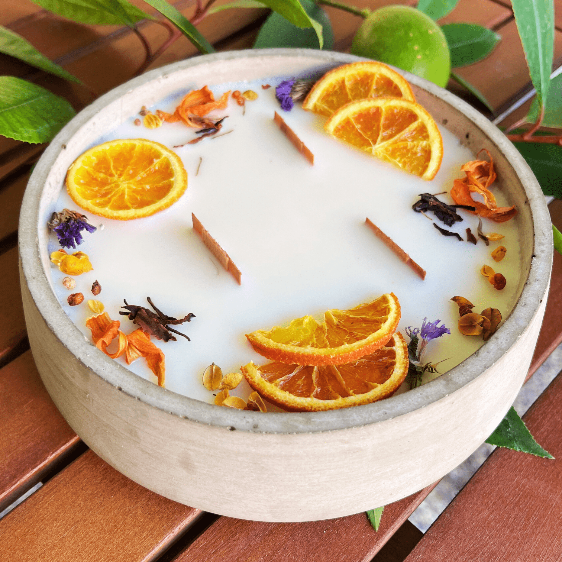 Handbesetze XXL Outdoor Citronella - Betonkerze „Big Grey - Mugge Schreck“ – Mit drei Holdochten - Handgemachter Insektenschutz aus dem Südschwarzwald mit Blütenverzierung - Ignara Living