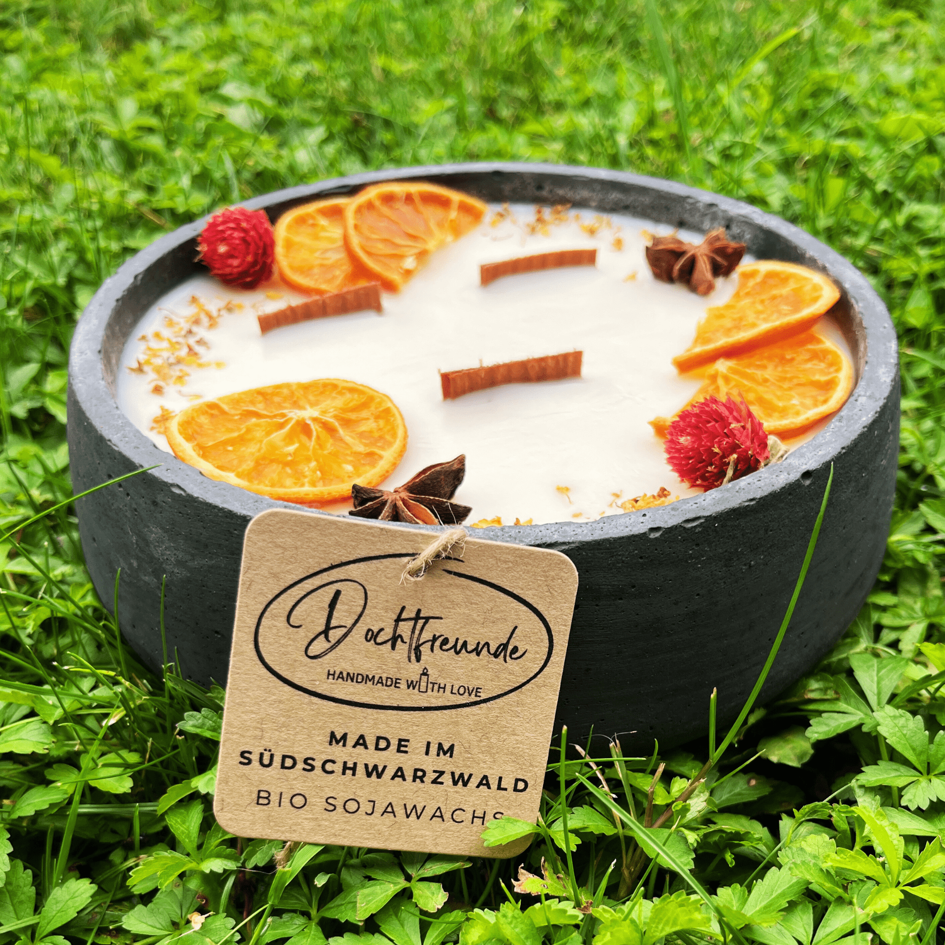 Handbesetze XXL Outdoor Citronella - Betonkerze Black Edition „Big Black - Mugge Schreck“ – Mit drei Holdochten - Handgemachter Insektenschutz aus dem Südschwarzwald mit Blütenverzierung - Ignara Living