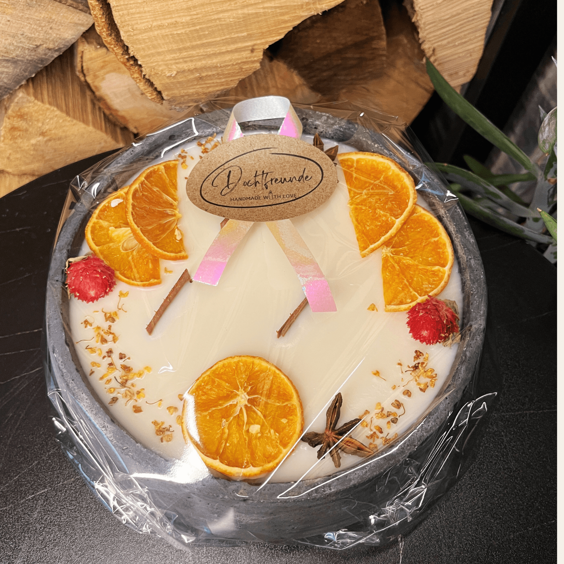 Handbesetze XXL Outdoor Citronella - Betonkerze Black Edition „Big Black - Mugge Schreck“ – Mit drei Holdochten - Handgemachter Insektenschutz aus dem Südschwarzwald mit Blütenverzierung - Ignara Living