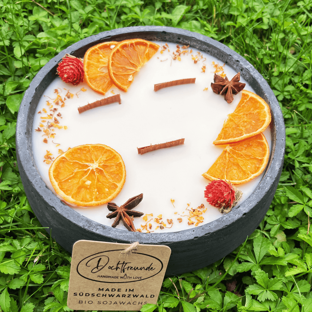 Handbesetze XXL Outdoor Citronella - Betonkerze Black Edition „Big Black - Mugge Schreck“ – Mit drei Holdochten - Handgemachter Insektenschutz aus dem Südschwarzwald mit Blütenverzierung - Ignara Living