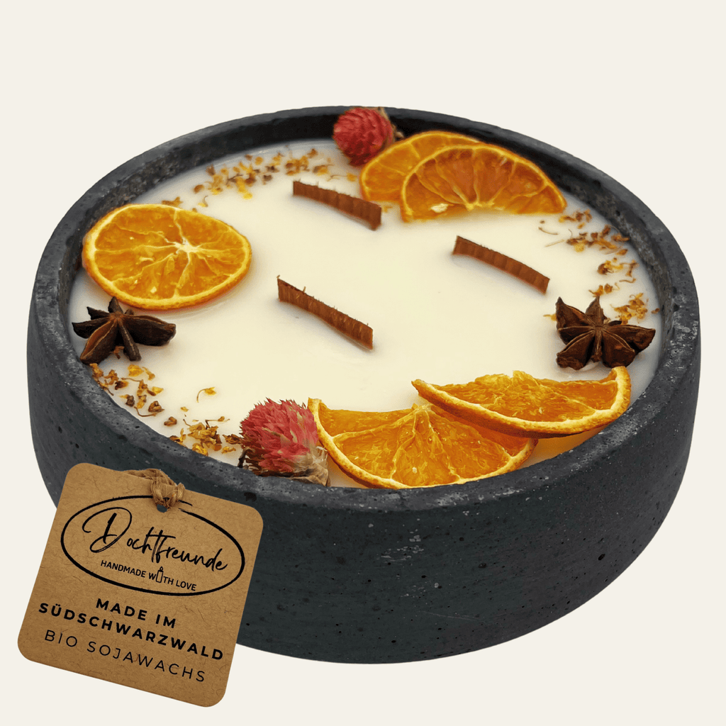 Handbesetze XXL Outdoor Citronella - Betonkerze Black Edition „Big Black - Mugge Schreck“ – Mit drei Holdochten - Handgemachter Insektenschutz aus dem Südschwarzwald mit Blütenverzierung - Ignara Living