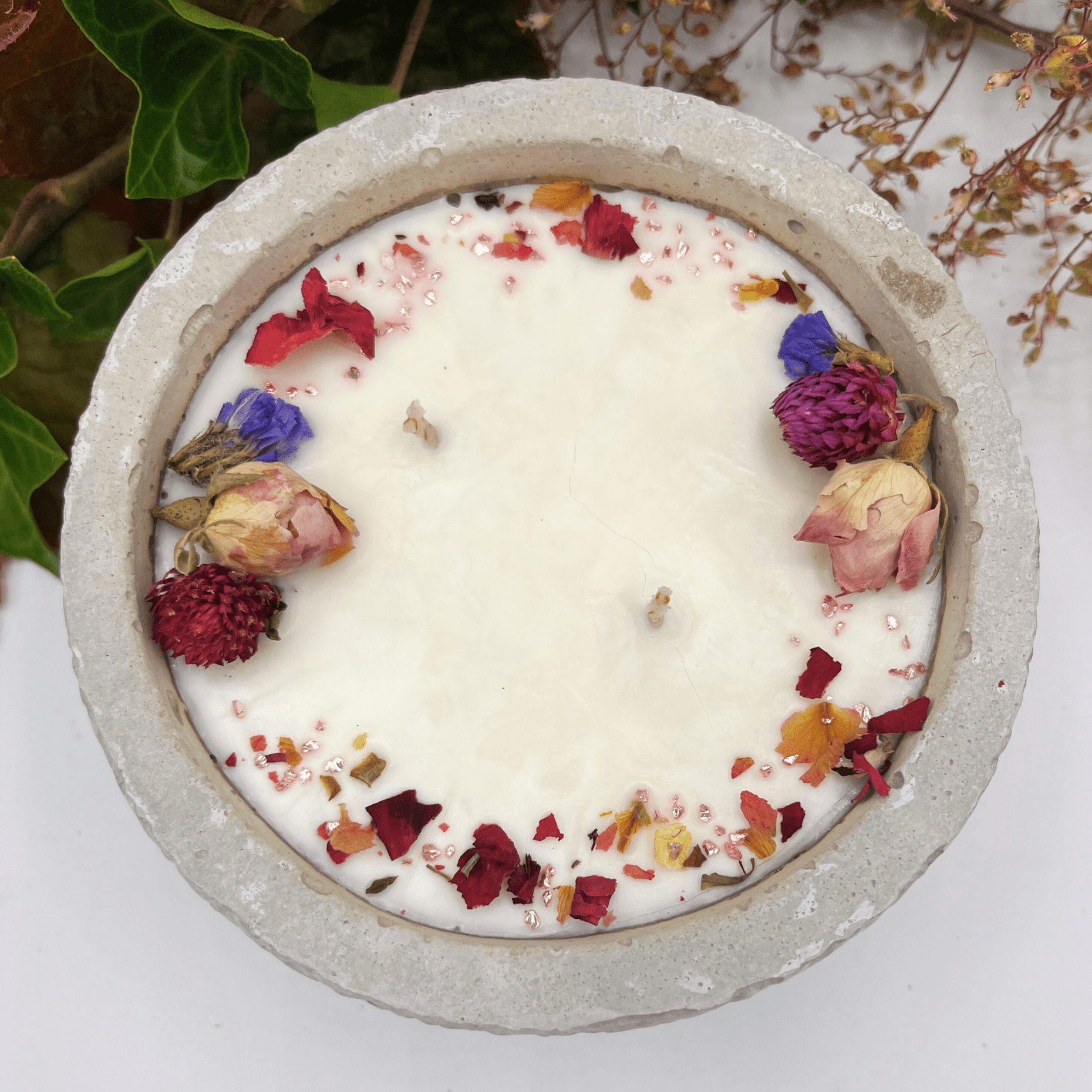 Handgefertigte Betonkerze Betongrau „Herbstglühen“ für Herbst und Winter - Stilvolle Sojawachskerze für Ihr Zuhause. Mit Blütenverzierung und HOCHWERTIGEM Baumwolldocht aus dem Südschwarzwald - Ignara Living