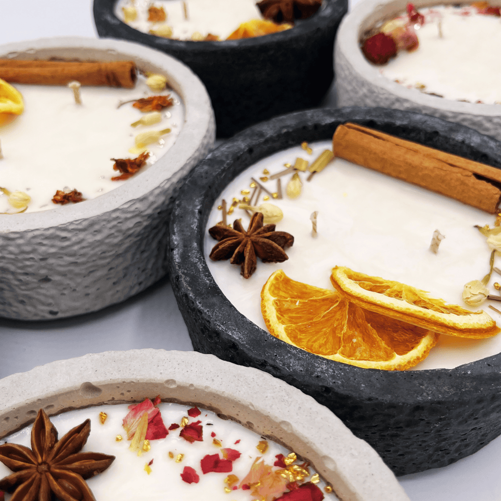 Handgemachte Betonkerze „Black Cinnamon“ - Stilvolle Sojawachskerze für Ihr Zuhause. Mit Blütenverzierung und HOCHWERTIGEM Baumwolldocht aus dem Südschwarzwald - Ignara Living