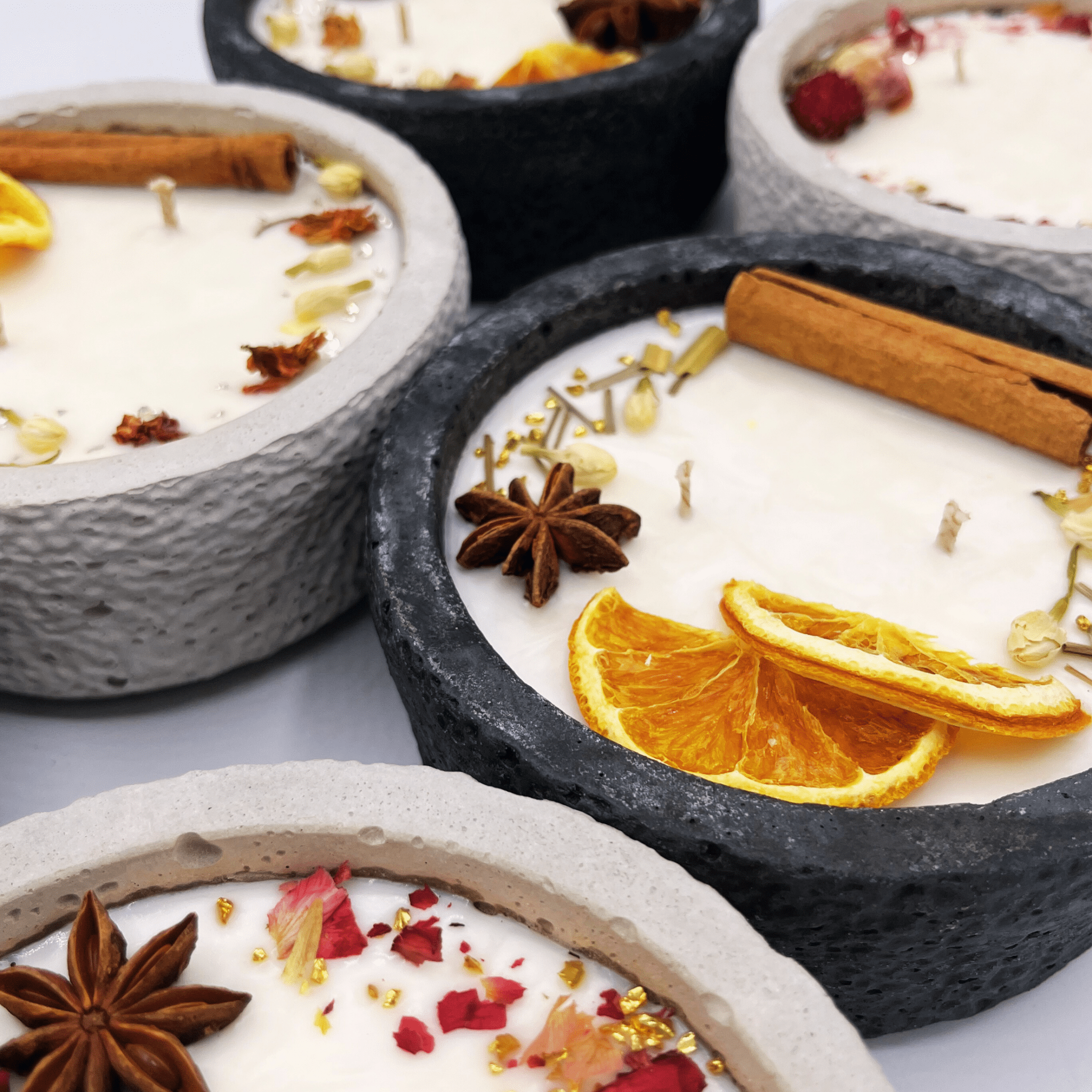 Handgemachte Betonkerze „Black Cinnamon“ - Stilvolle Sojawachskerze für Ihr Zuhause. Mit Blütenverzierung und HOCHWERTIGEM Baumwolldocht aus dem Südschwarzwald - Ignara Living