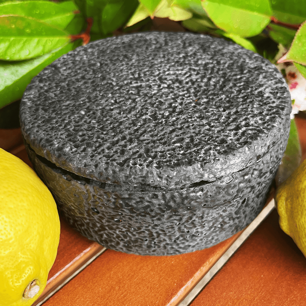 HANDGEMACHTE Citronella BETONKERZE Schwarz - Stilvolle Sojawachskerze für Ihr Zuhause. Outdoor Kerze mit Blütenverzierung und HOCHWERTIGEM Holzdocht aus dem Südschwarzwald - Ignara Living