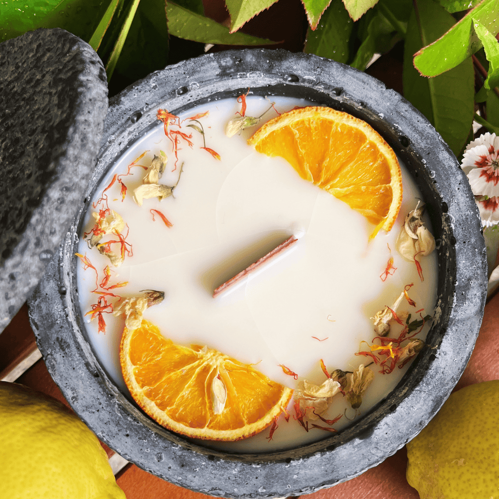 HANDGEMACHTE Citronella BETONKERZE Schwarz - Stilvolle Sojawachskerze für Ihr Zuhause. Outdoor Kerze mit Blütenverzierung und HOCHWERTIGEM Holzdocht aus dem Südschwarzwald - Ignara Living