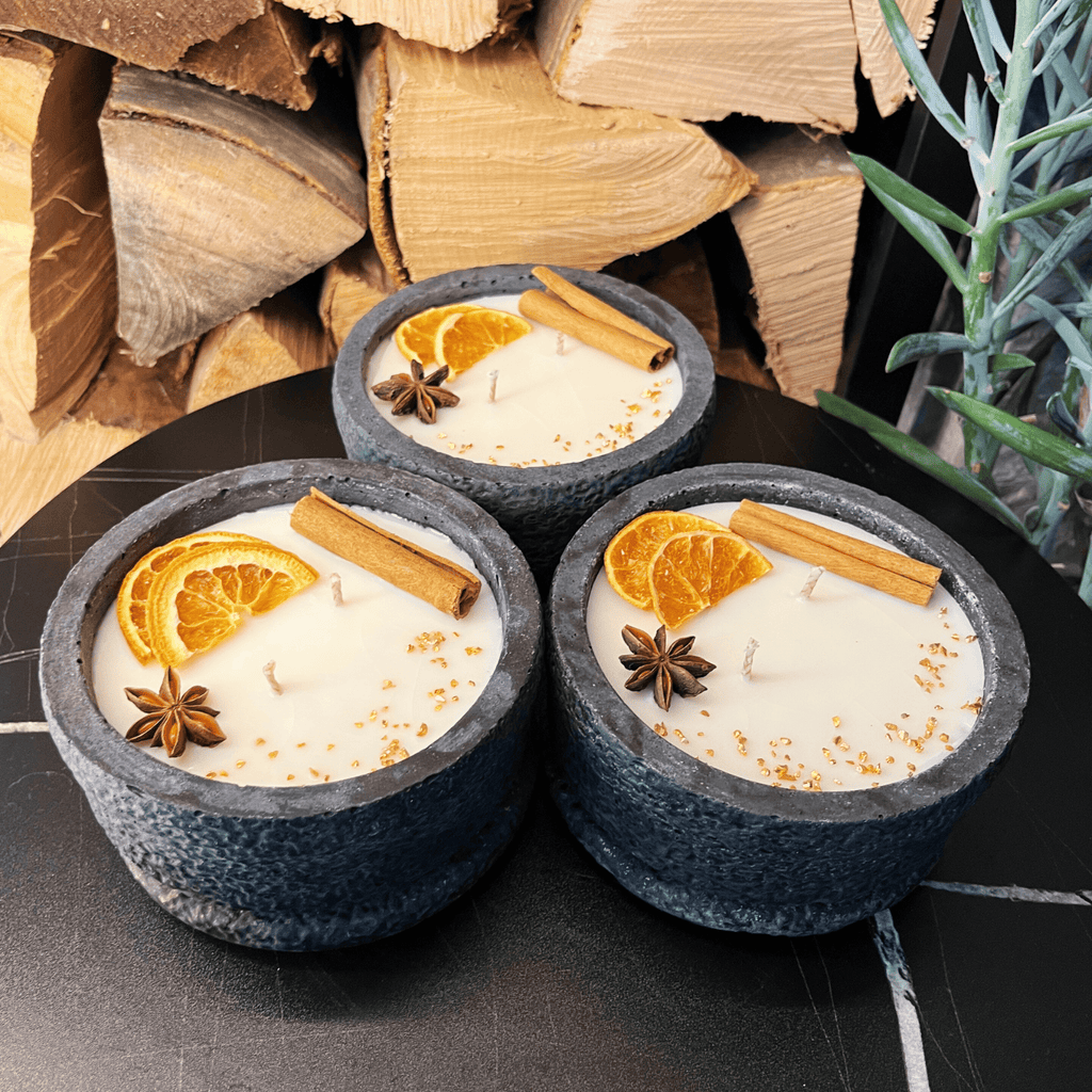 Handgemachtes Betonkerzen - Set 3x Schwarz "Black Cinnamon" - Stilvolle Sojawachskerze für Ihr Zuhause. Aromatherapie Kerze mit Blütenverzierung und HOCHWERTIGEM Baumwolldocht aus dem Südschwarzwald - Ignara Living