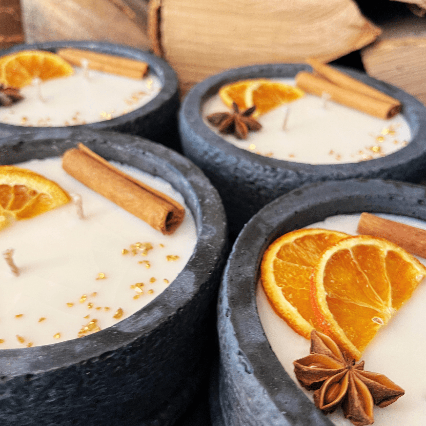 Handgemachtes Betonkerzen - Set 4x Schwarz "Black Cinnamon" - Stilvolle Sojawachskerze für Ihr Zuhause. Aromatherapie Kerze mit Blütenverzierung und HOCHWERTIGEM Baumwolldocht aus dem Südschwarzwald - Ignara Living