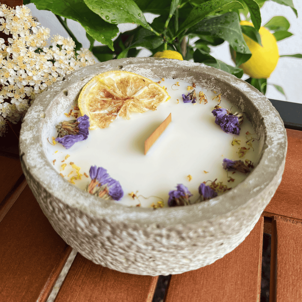 Limitierte Einzelstücke: Outdoor Citronella - Betonkerze „Mugge Schreck“ – Handgemachter Insektenschutz aus dem Südschwarzwald mit Blütenverzierung - Ignara Living