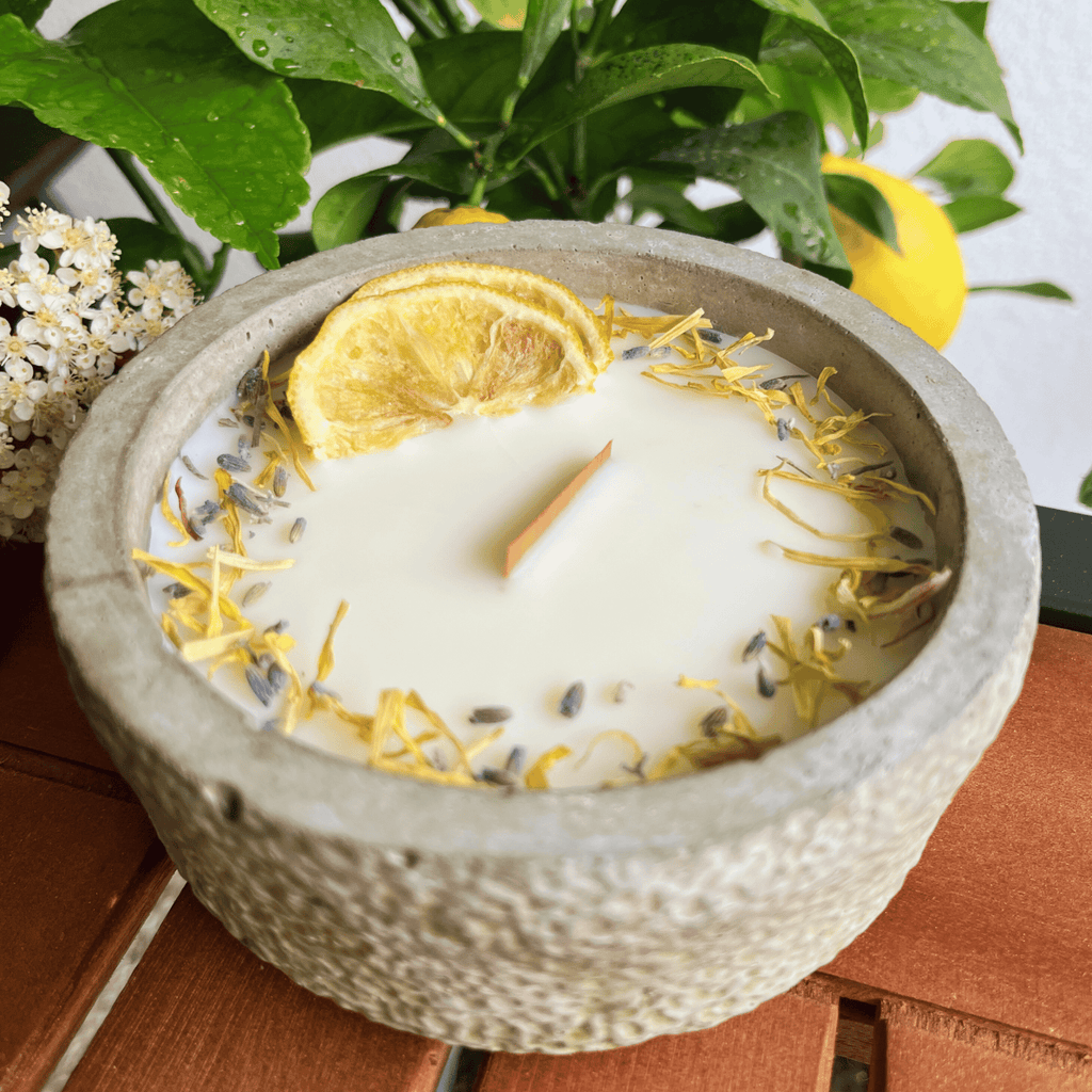 Limitierte Einzelstücke: Outdoor Citronella - Betonkerze „Mugge Schreck“ – Handgemachter Insektenschutz aus dem Südschwarzwald mit Blütenverzierung - Ignara Living