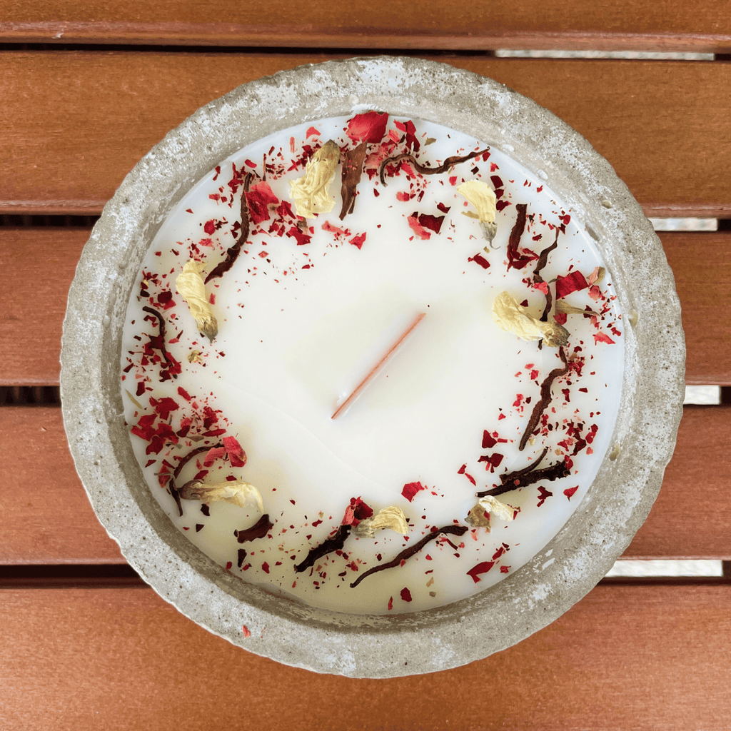 Limitierte Einzelstücke: Outdoor Citronella - Betonkerze „Mugge Schreck“ – Handgemachter Insektenschutz aus dem Südschwarzwald mit Blütenverzierung - Ignara Living