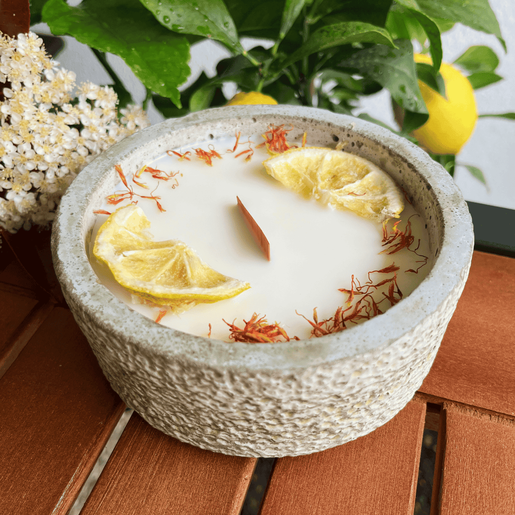 Limitierte Einzelstücke: Outdoor Citronella - Betonkerze „Mugge Schreck“ – Handgemachter Insektenschutz aus dem Südschwarzwald mit Blütenverzierung - Ignara Living