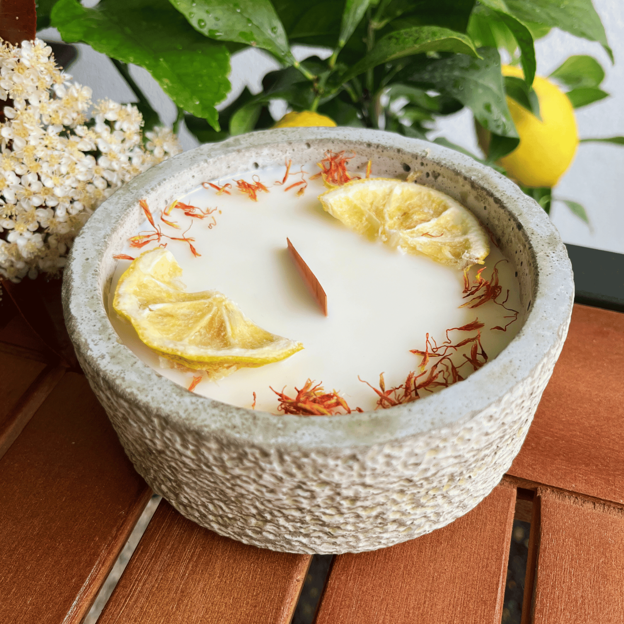 Limitierte Einzelstücke: Outdoor Citronella - Betonkerze „Mugge Schreck“ – Handgemachter Insektenschutz aus dem Südschwarzwald mit Blütenverzierung - Ignara Living