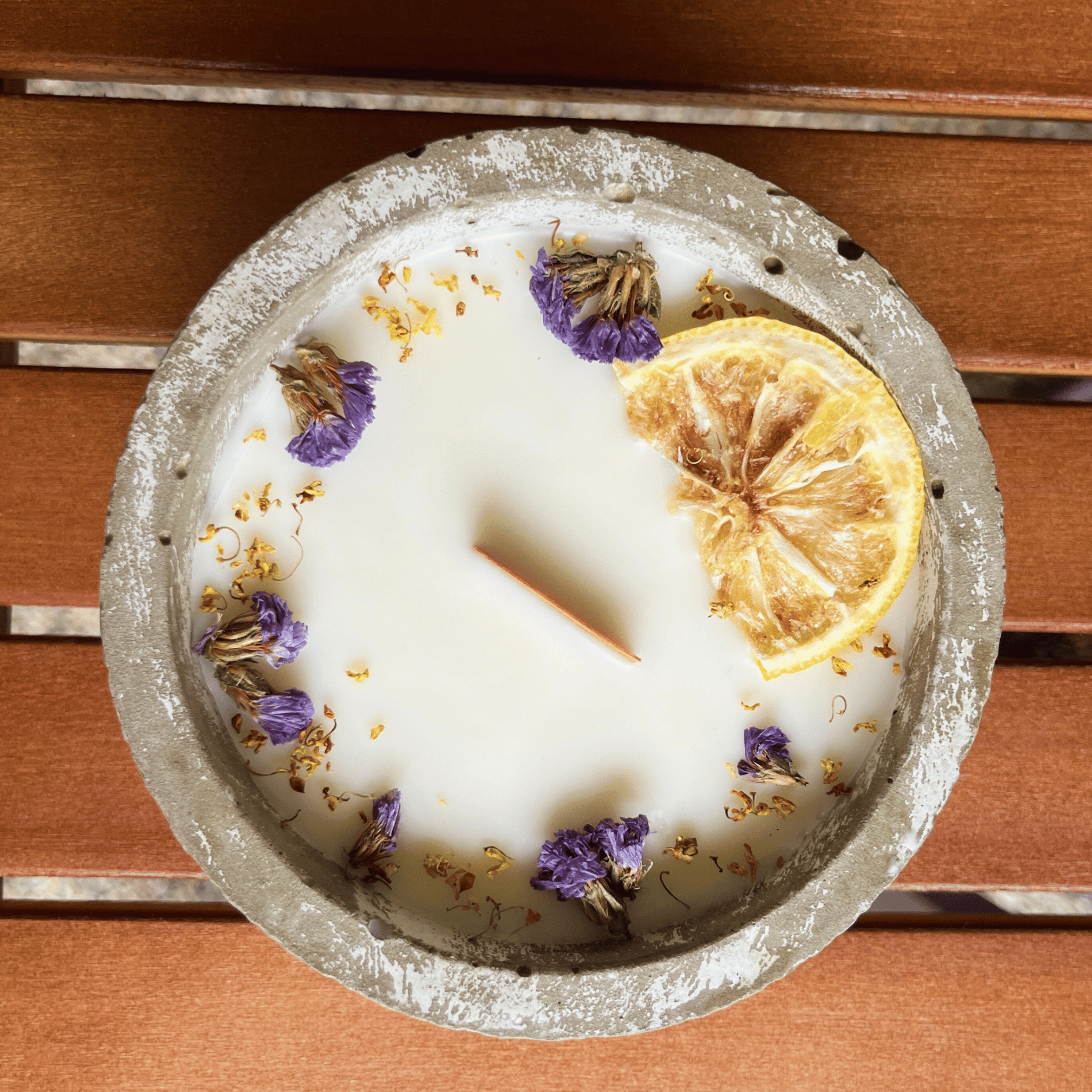 Limitierte Einzelstücke: Outdoor Citronella - Betonkerze „Mugge Schreck“ – Handgemachter Insektenschutz aus dem Südschwarzwald mit Blütenverzierung - Ignara Living