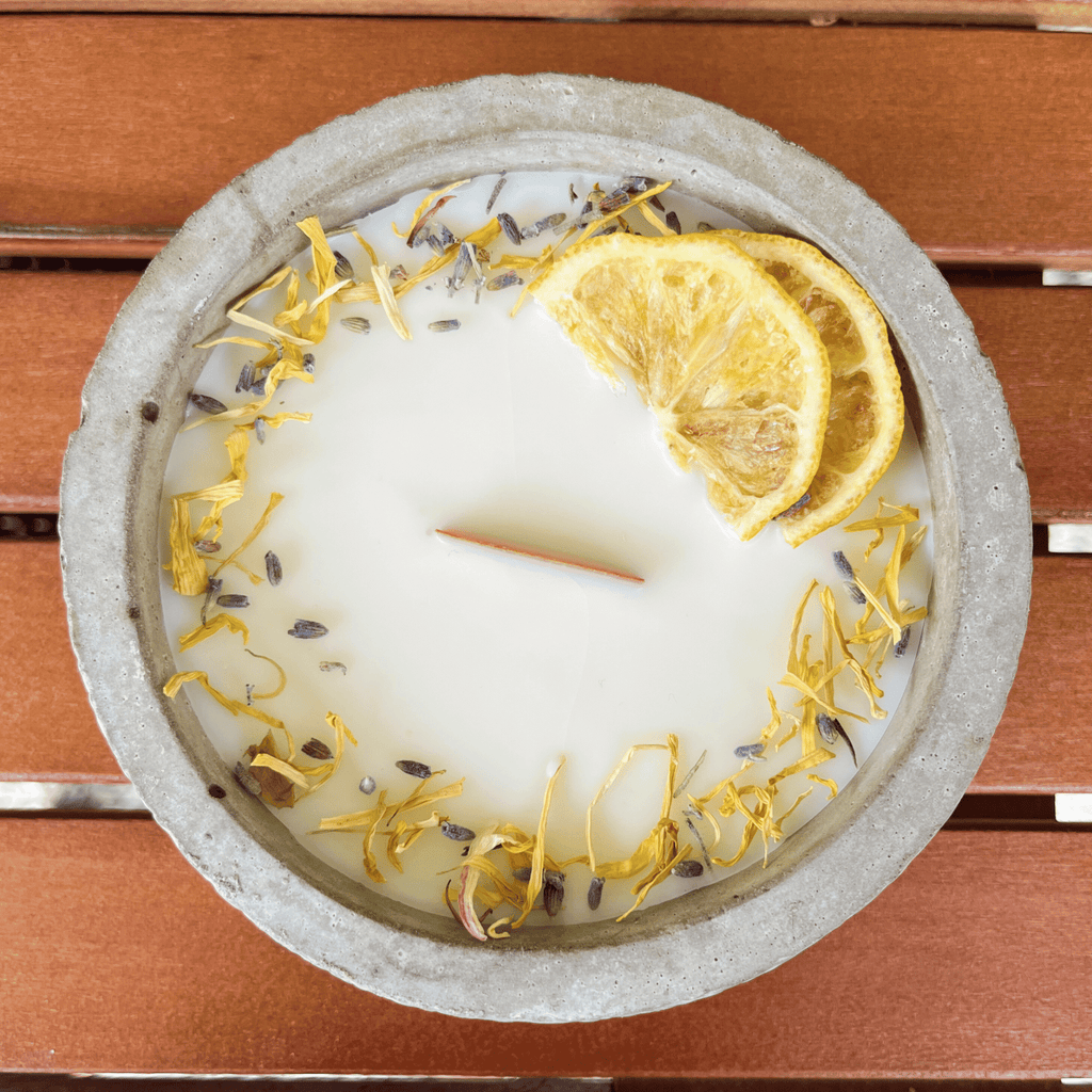 Limitierte Einzelstücke: Outdoor Citronella - Betonkerze „Mugge Schreck“ – Handgemachter Insektenschutz aus dem Südschwarzwald mit Blütenverzierung - Ignara Living