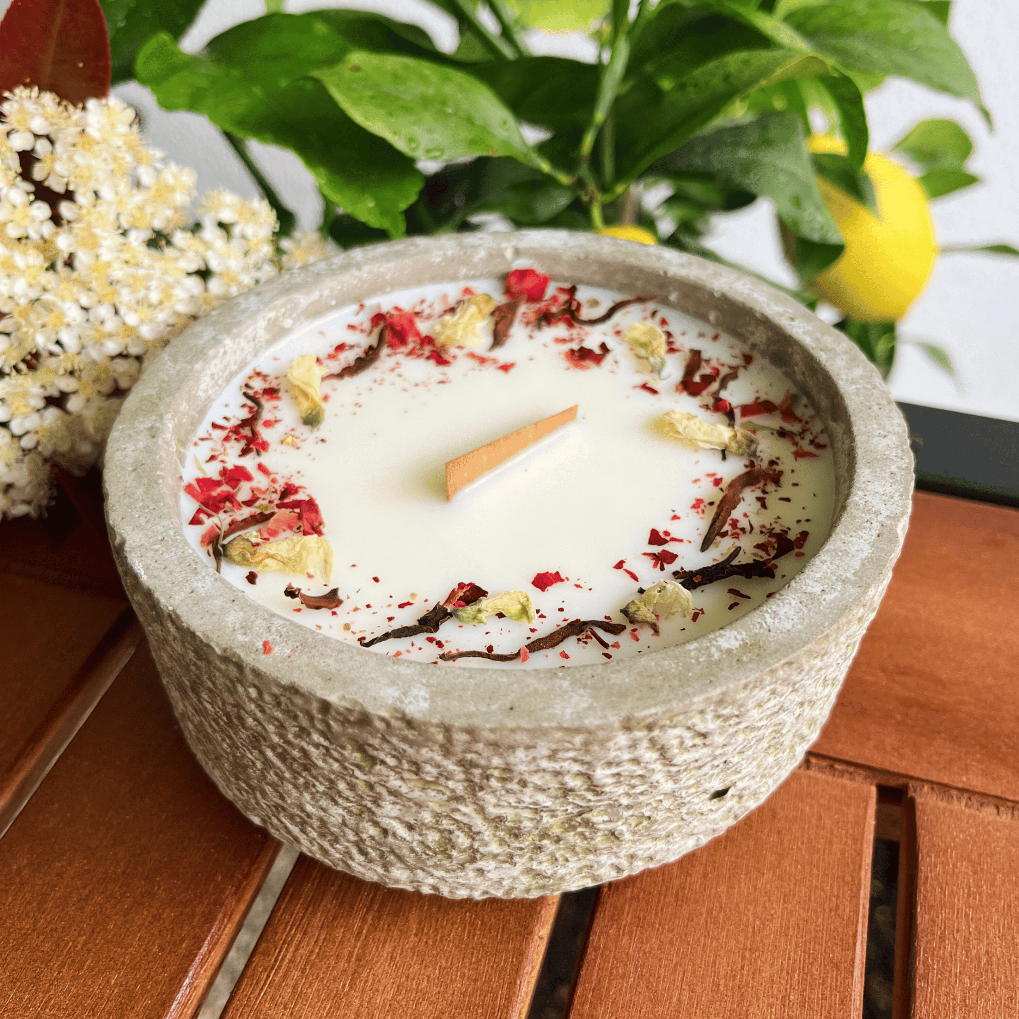 Limitierte Einzelstücke: Outdoor Citronella - Betonkerze „Mugge Schreck“ – Handgemachter Insektenschutz aus dem Südschwarzwald mit Blütenverzierung - Ignara Living