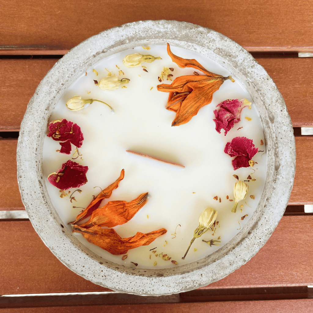 Limitierte Einzelstücke: Outdoor Citronella-Betonkerze „Mugge Schreck“ – Handgemachter Insektenschutz aus dem Südschwarzwald mit Blütenverzierung - Ignara Living