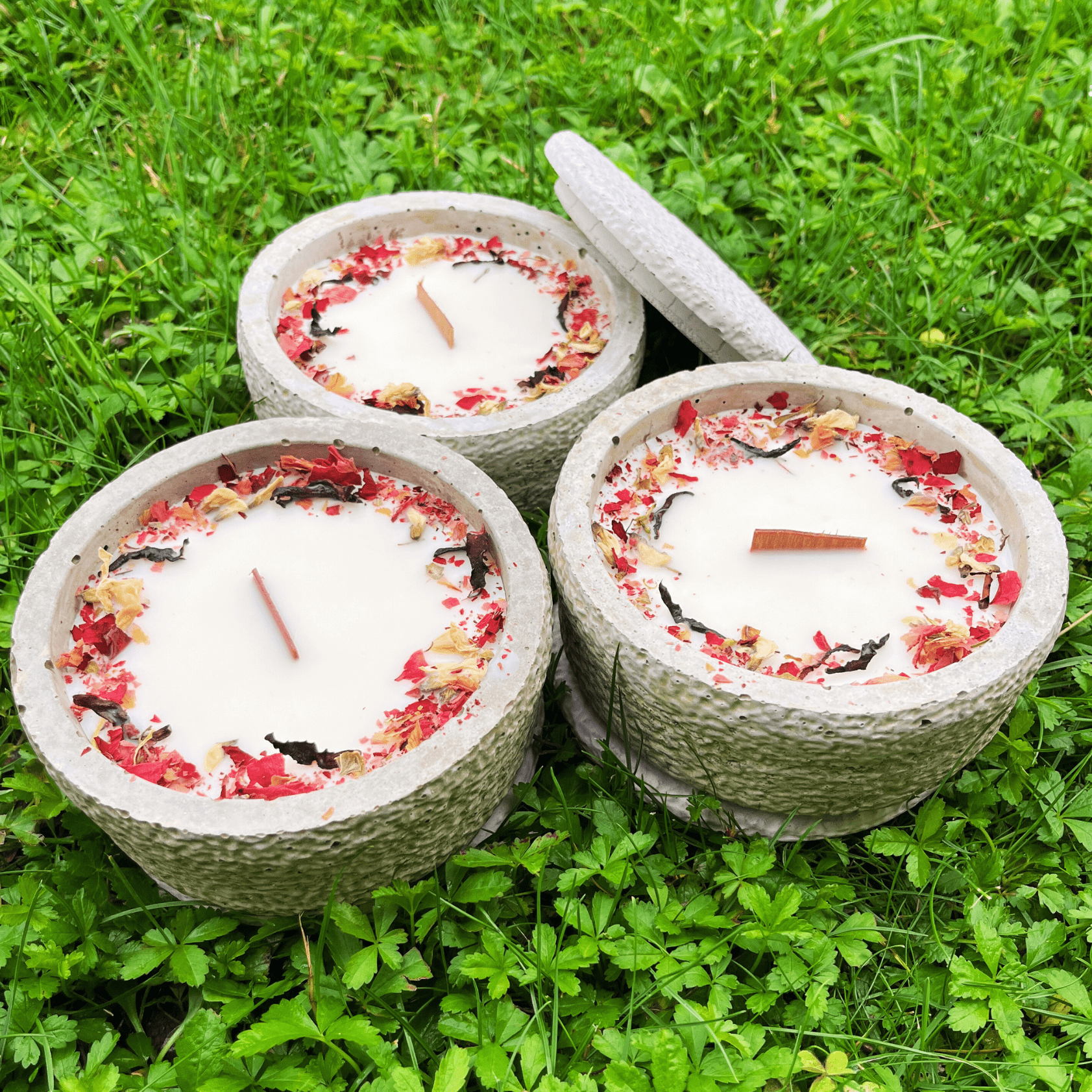 Outdoor Citronella - Betonkerzenset „Grey - Mugge Schreck“ – Handgemachter Insektenschutz aus dem Südschwarzwald mit Blütenverzierung 3x Betonkerzen im Set - Ignara Living