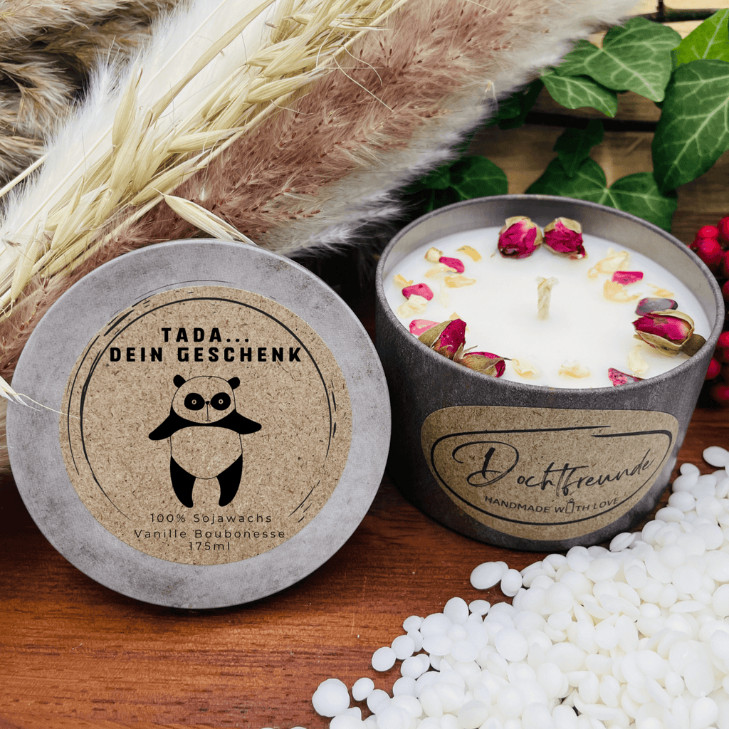 Tada dein Geschenk - LUSTIGER Panda personalisierbare PREMIUM Duftkerze mit verschiedenen Dekoren - handgemacht aus dem Südschwarzwald - Ignara Living