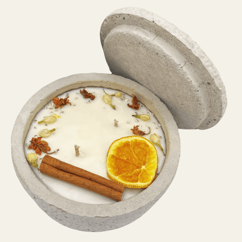 Zwei Docht Betonkerze Betongrau „Grey Orange“ für Herbst und Winter - Stilvolle Aroma Sojawachskerze für Ihr Zuhause. Mit Blütenverzierung und HOCHWERTIGEM Baumwolldocht aus dem Südschwarzwald - Ignara Living